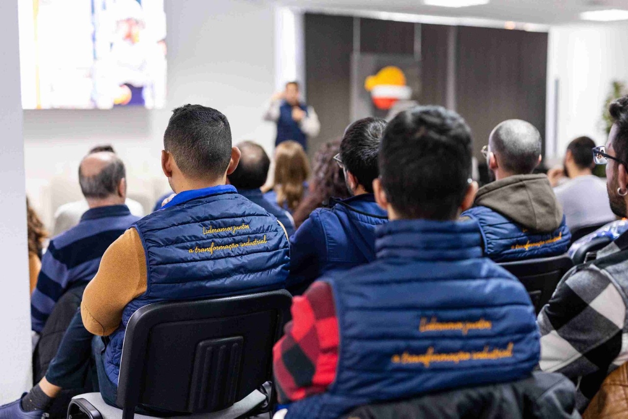 Una empleada recibiendo instrucciones