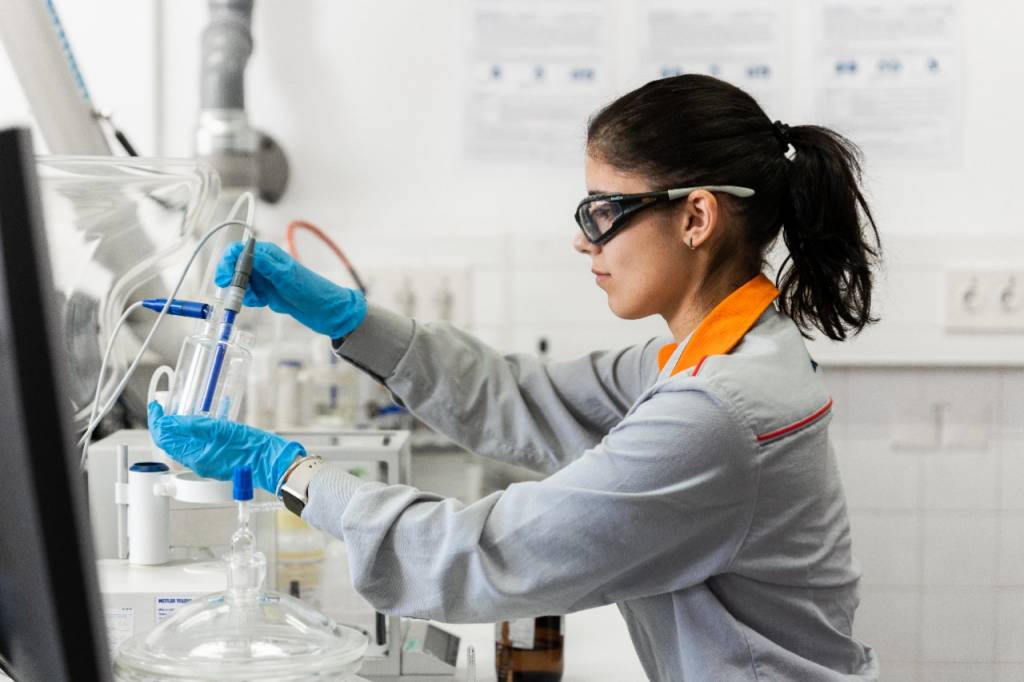 Mujer científica en un laboratorio